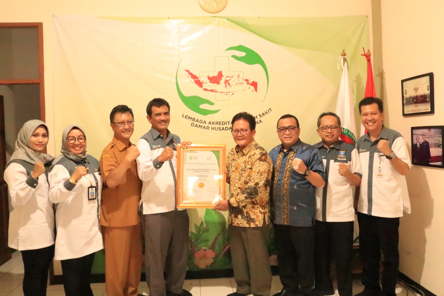 Serah Terima Sertifikat Akreditasi Paripurna RSDP dari Lembaga Akreditasi Damar Husada Paripurna (LARS)